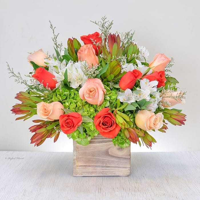 floral centerpiece in wooden - San Rafael Florist - Flower Delivery